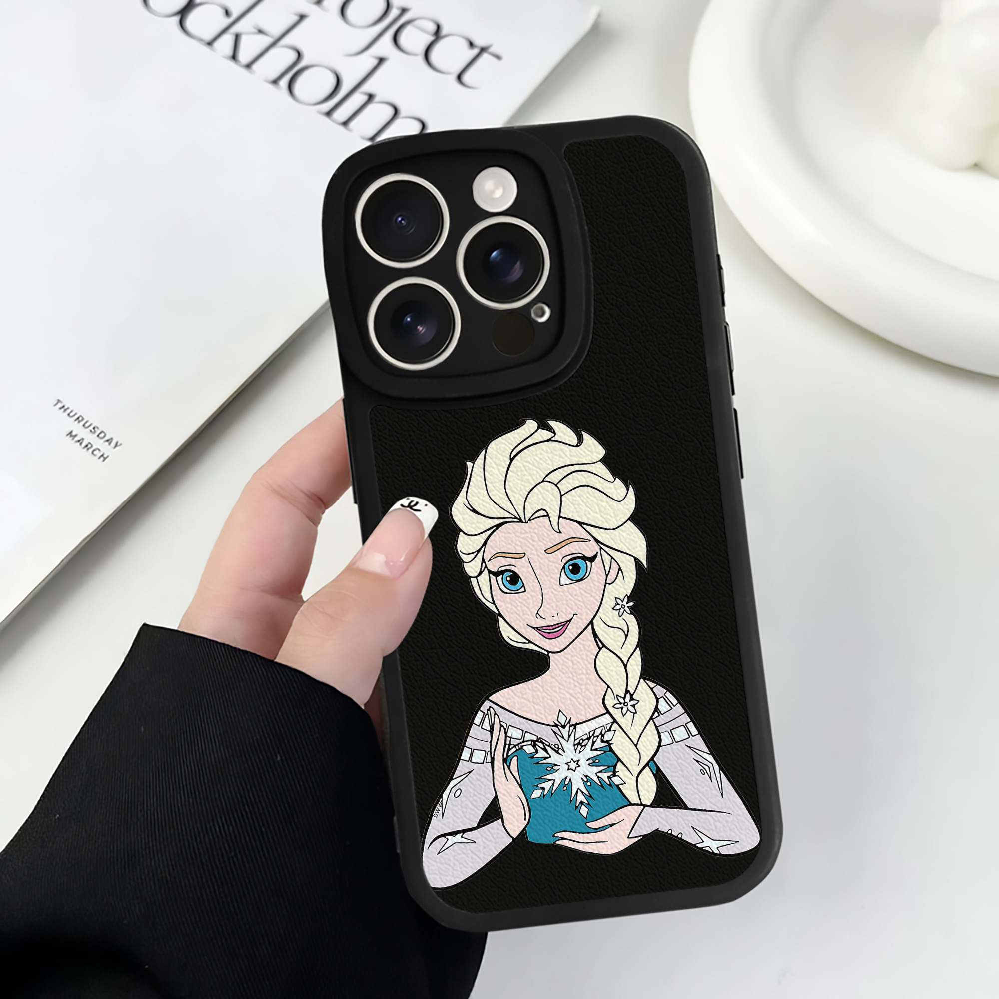 （画像用） アナと雪の女王 アンナ エルサ Frozen Anna Elsa 【iPhone 16シリーズ対応】シリコンスマホケース（レザー調） 材質：シリコン